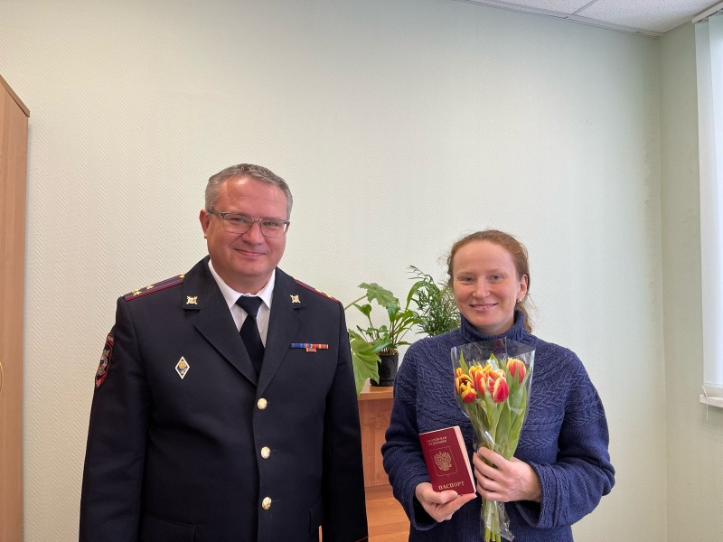 Сотрудники Управления по вопросам миграции УМВД России по Тверской области поздравили представительниц прекрасного пола с 8 марта