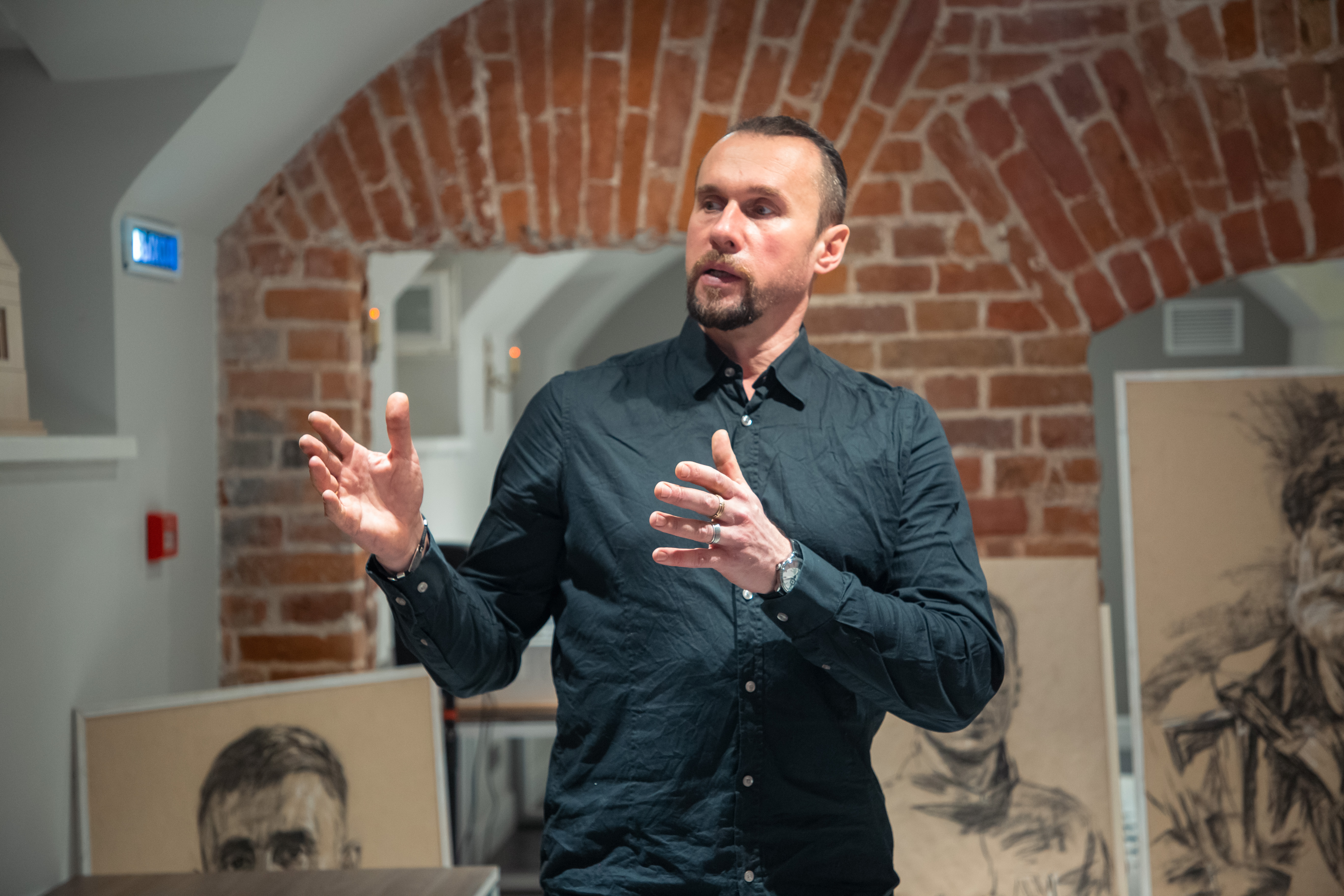 У героизма нет пола: Выставка Сергея Марченко "Уголь Донбасса" знакомит с участниками СВО