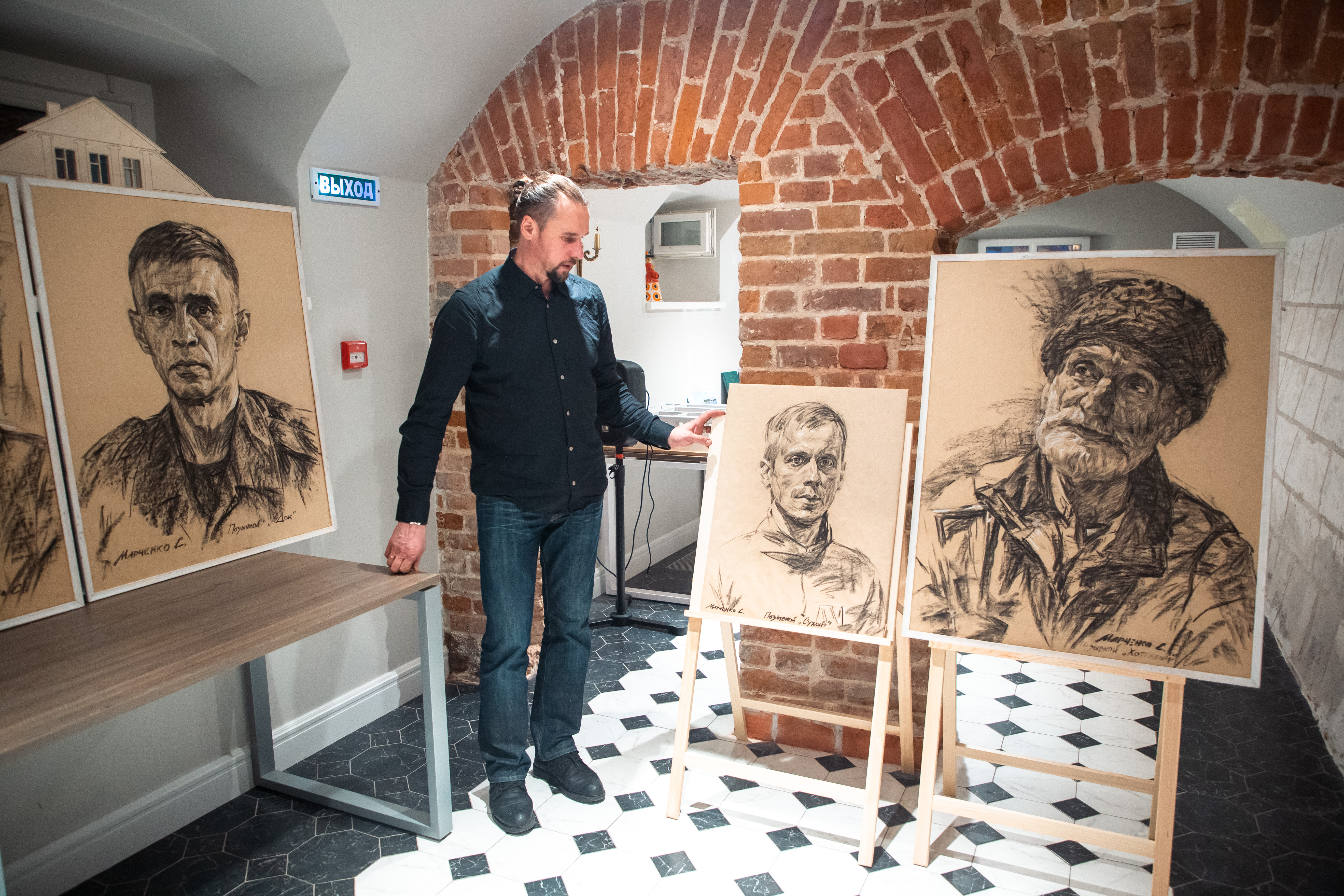 У героизма нет пола: Выставка Сергея Марченко "Уголь Донбасса" знакомит с участниками СВО