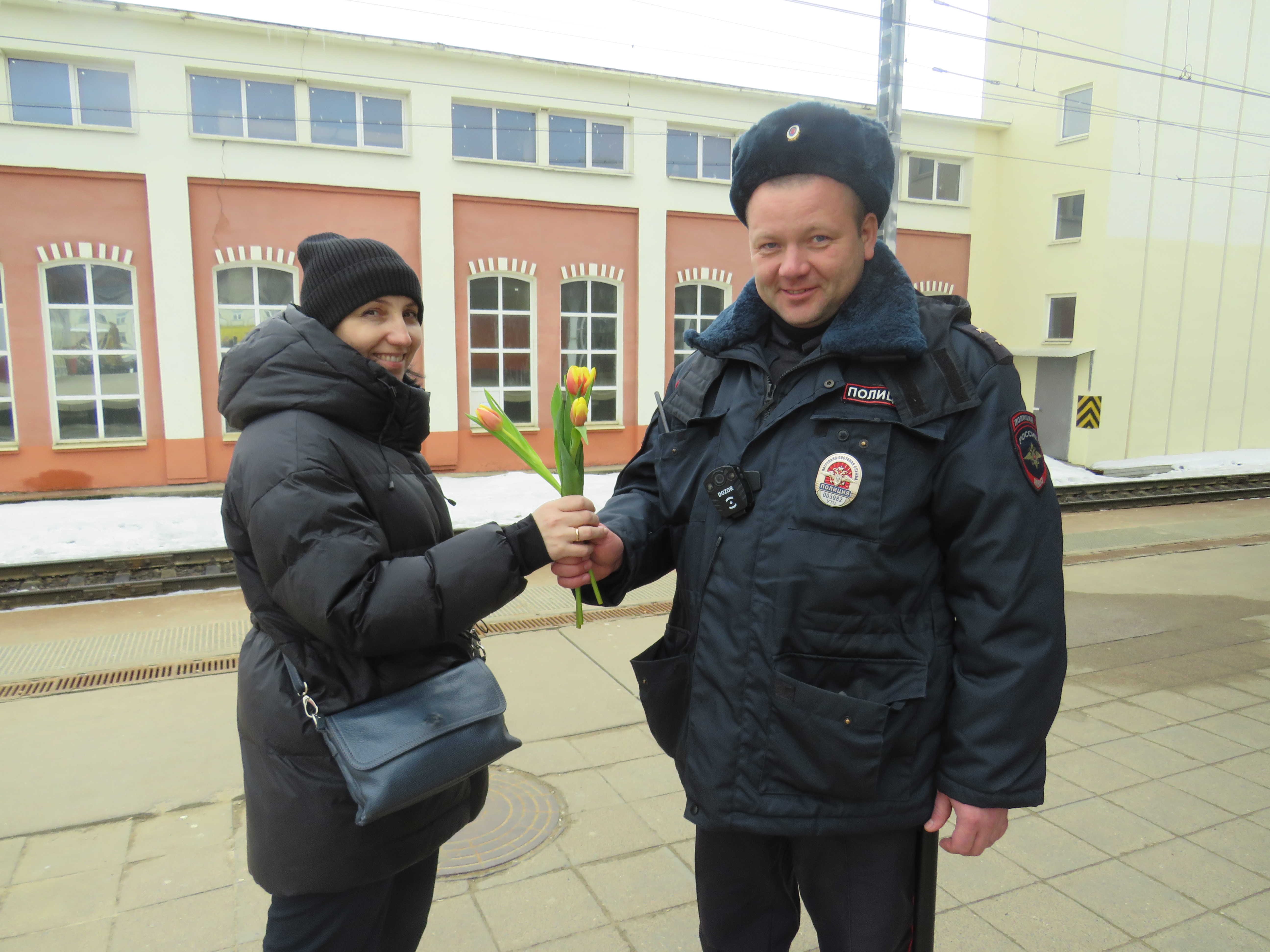 В Твери транспортные полицейские поздравили жительниц с наступающим Международным женским днем В Твери транспортные полицейские поздравили жительниц с наступающим Международным женским днем