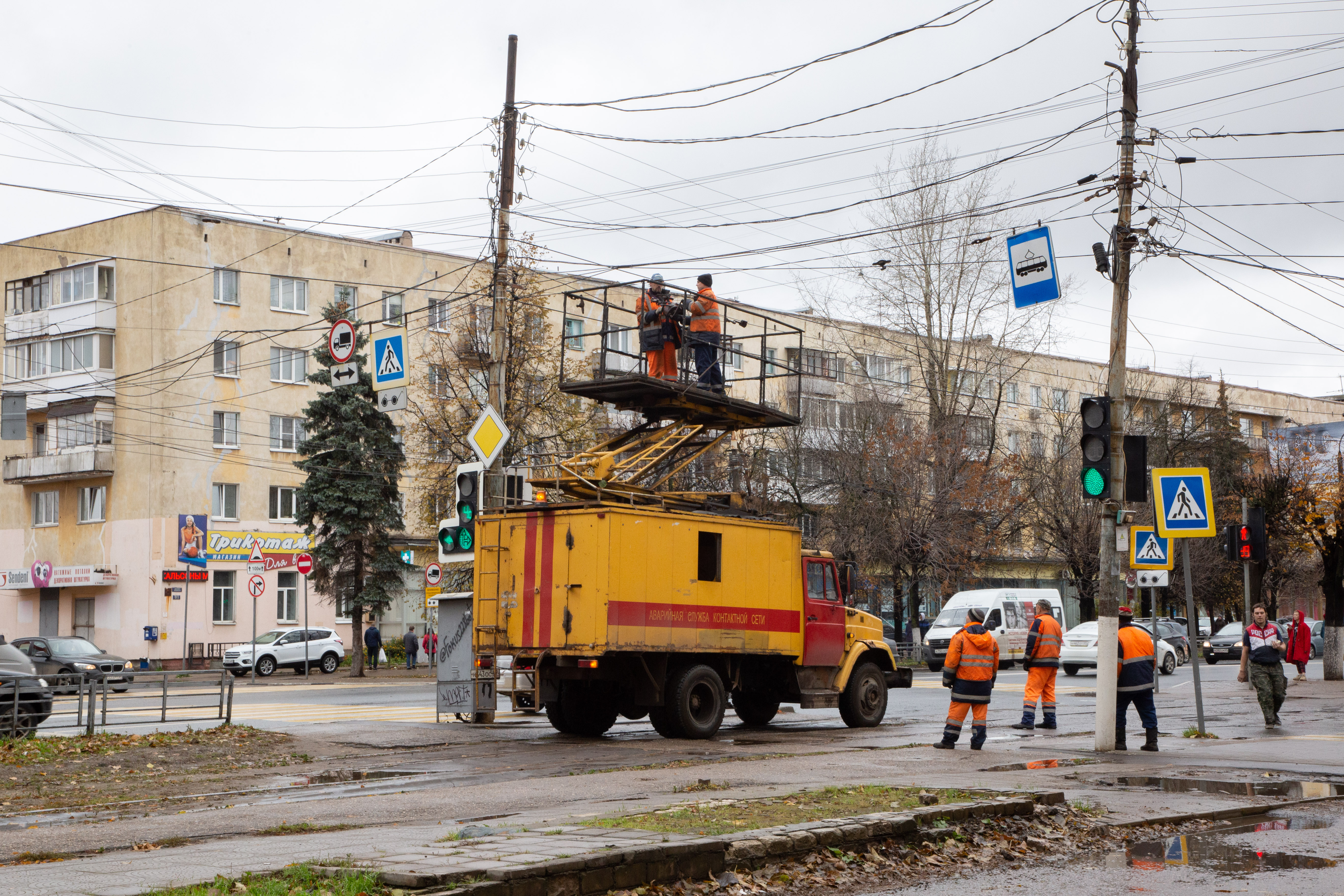 Игорь Руденя поздравил с профессиональным праздником работников бытового обслуживания и ЖКХ