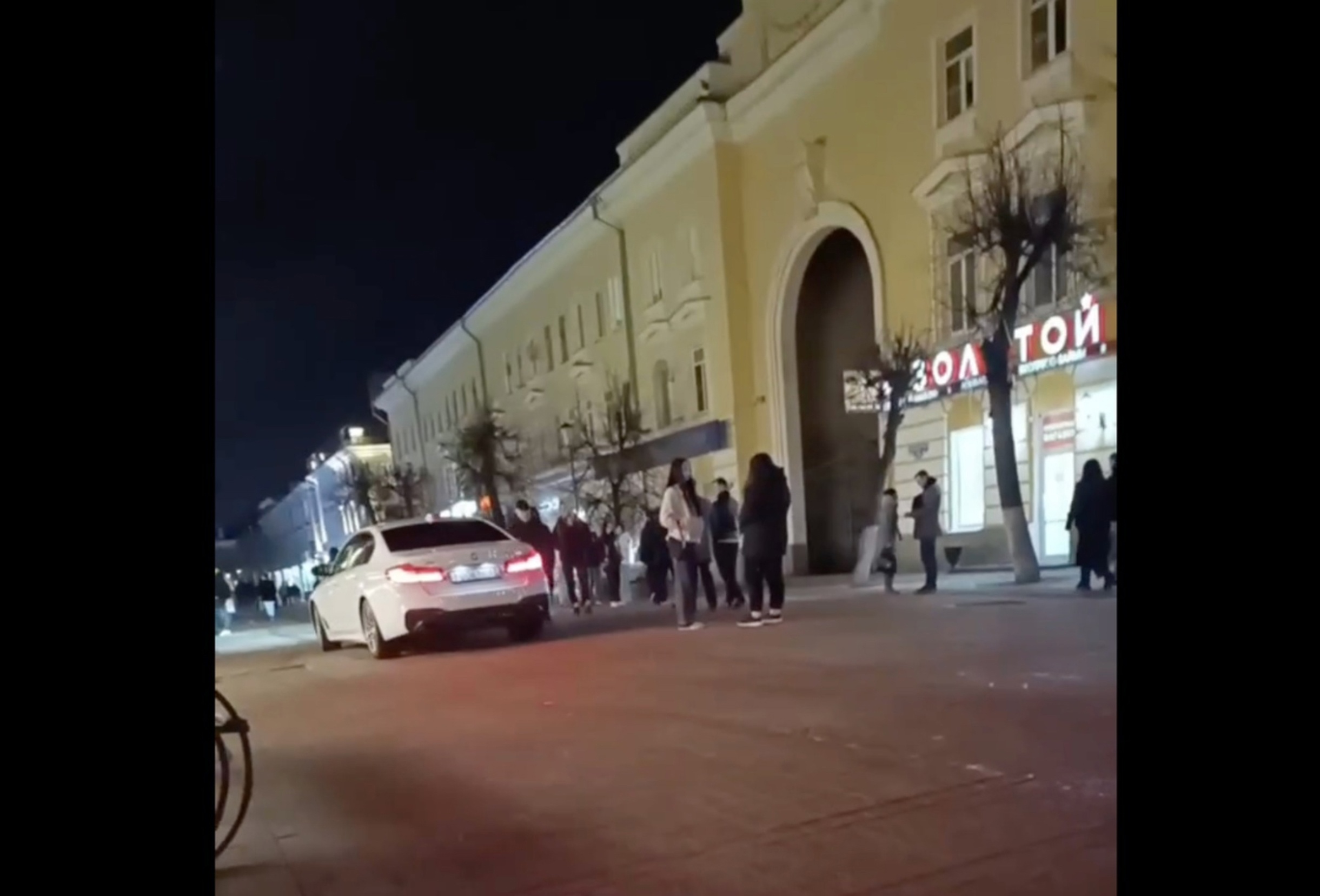 В Твери прокуратура заинтересовалась разъезжавшей по пешеходной улице иномаркой В Твери прокуратура заинтересовалась разъезжавшей по пешеходной улице иномаркой