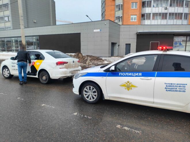 В Твери сотрудники ГИБДД проверяли водителей такси В Твери сотрудники ГИБДД проверяли водителей такси
