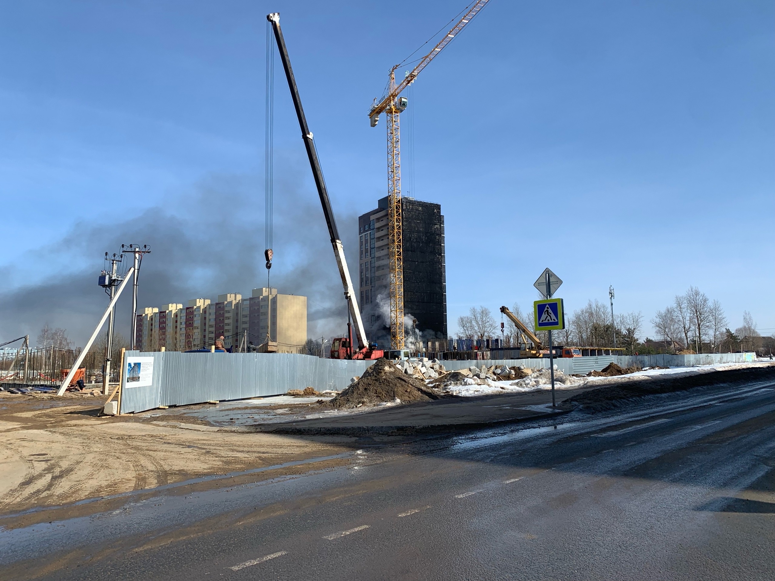 В Твери горит недостроенный многоэтажный дом