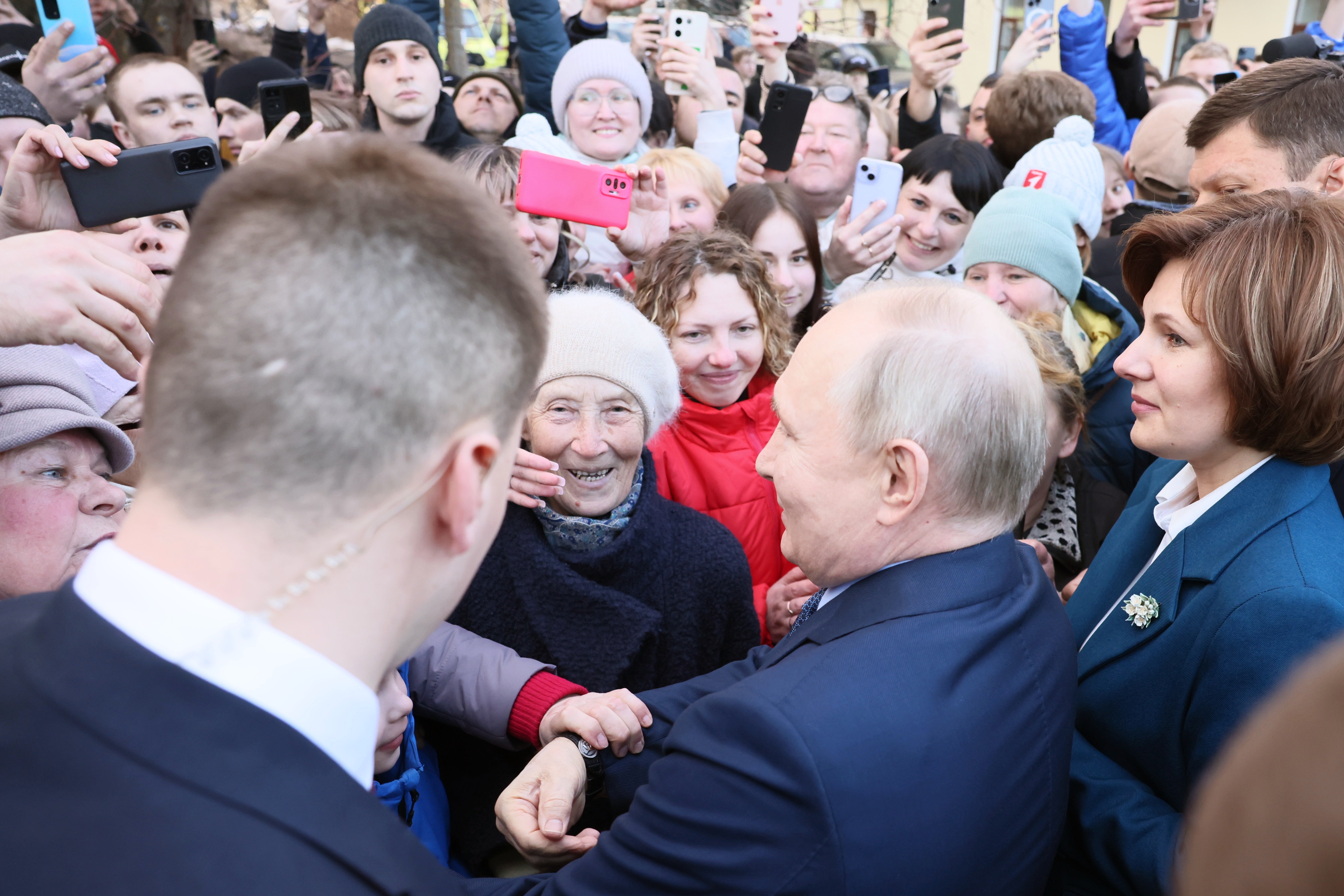 Президент России в Торжке вышел из машины к собравшимся на площади людям Президент России в Торжке вышел из машины к собравшимся на площади людям