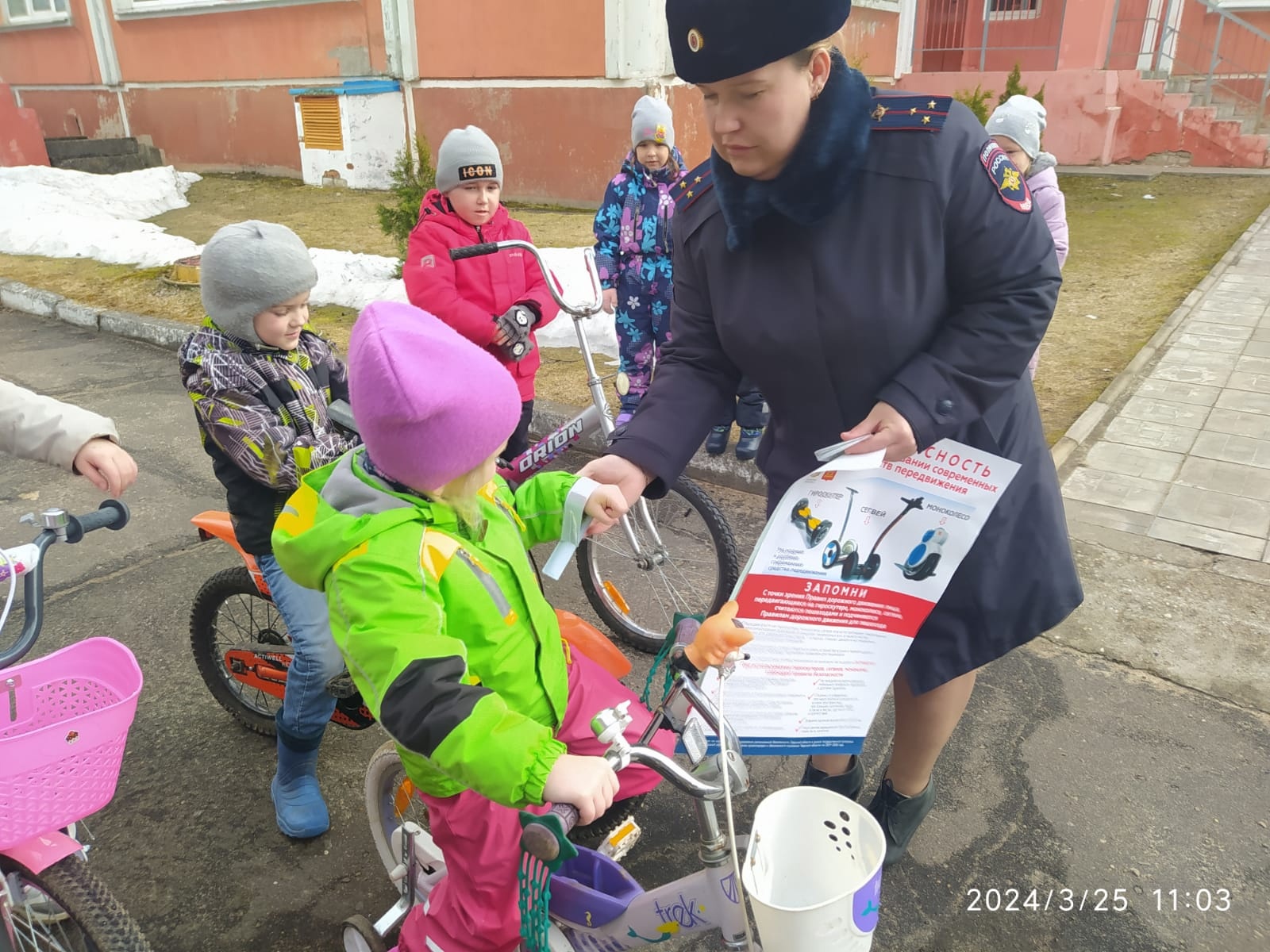 В Ржевском округе велосипедистам из детского сада напомнили правила дорожного движения