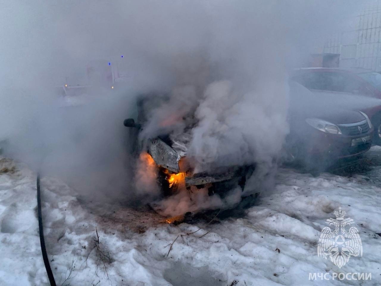 Рано утром в Тверской области загорелся автомобиль