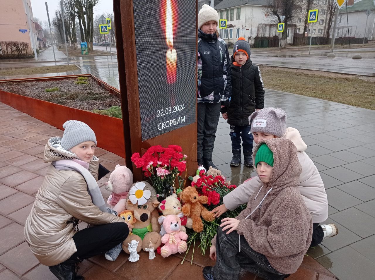 Юные жители Нелидова почтили память погибших в трагедии в «Крокусе»