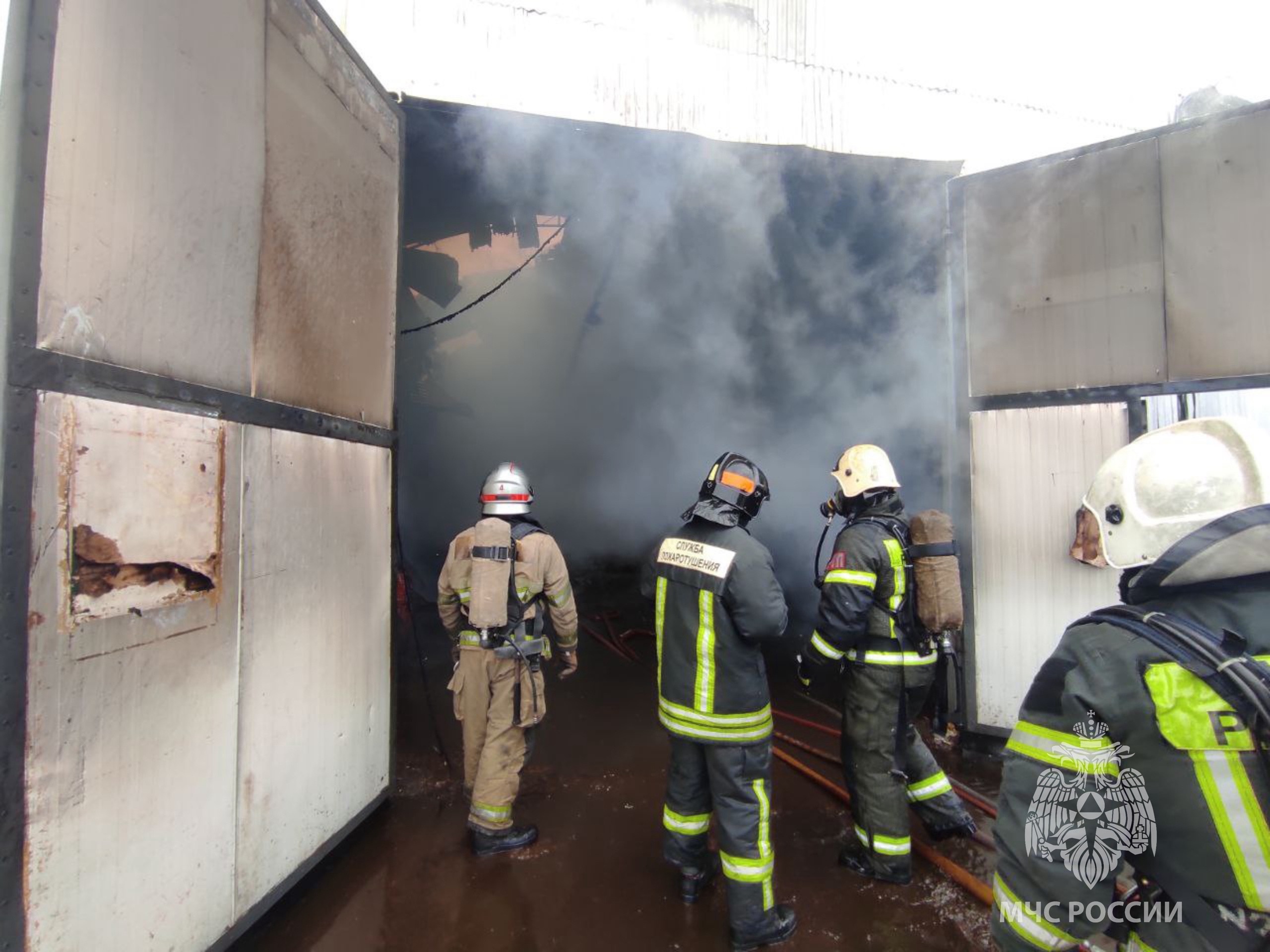 В Твери загорелся ангар