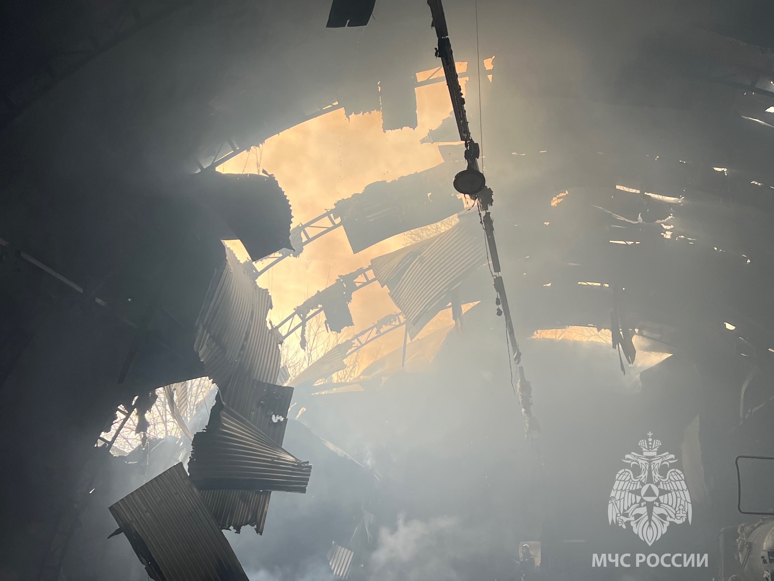 В Твери загорелся ангар