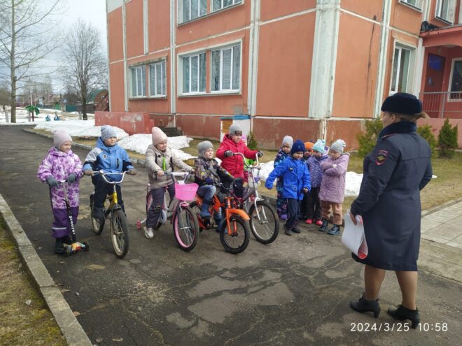 В Ржевском округе велосипедистам из детского сада напомнили правила дорожного движения В Ржевском округе велосипедистам из детского сада напомнили правила дорожного движения