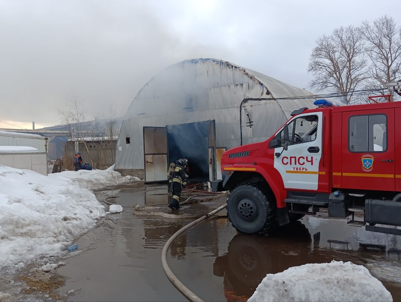 В Твери загорелся ангар