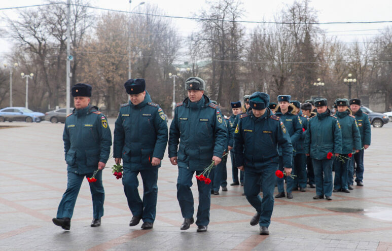 Жители Тверской области возлагают цветы на площади у Обелиска Победы в память о погибших в результате теракта в «Крокус Сити Холле» Жители Тверской области возлагают цветы на площади у Обелиска Победы в память о погибших в результате теракта в «Крокус Сити Холле»