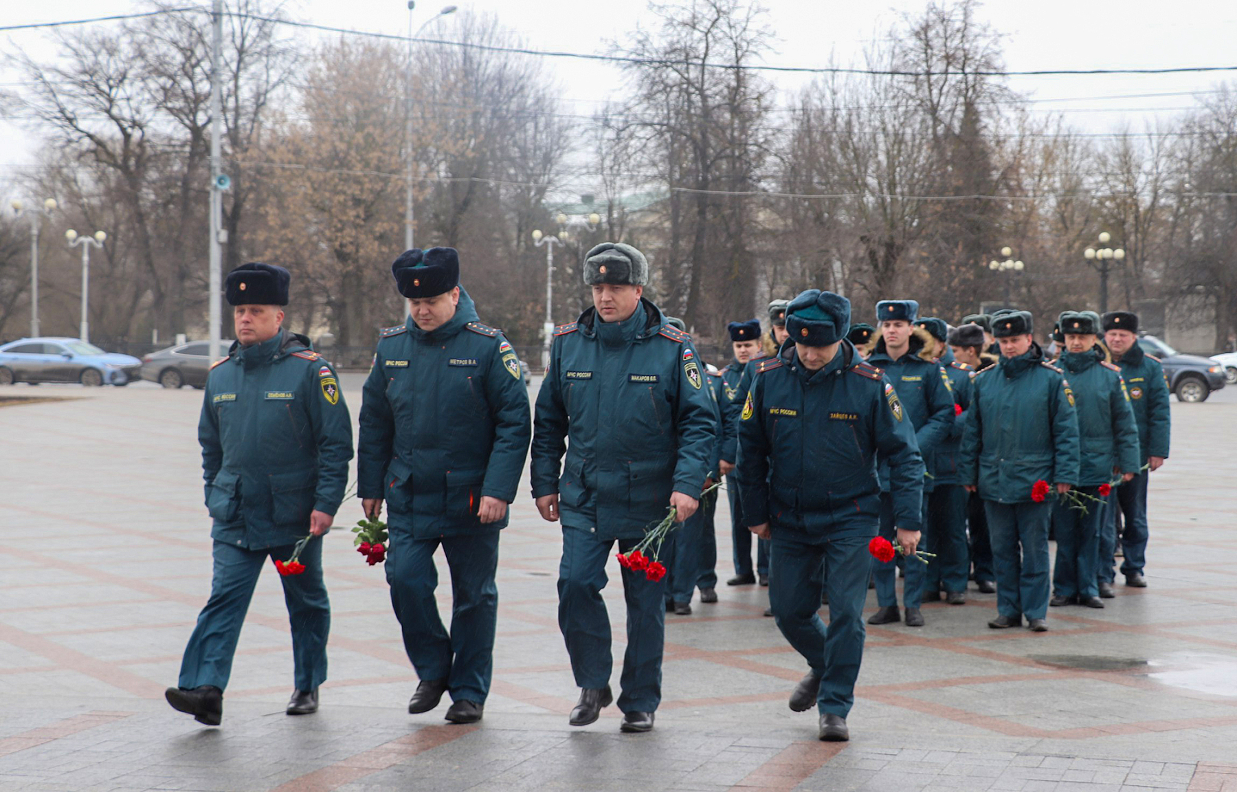 Жители Тверской области возлагают цветы на площади у Обелиска Победы в память о погибших в результате теракта в «Крокус Сити Холле»