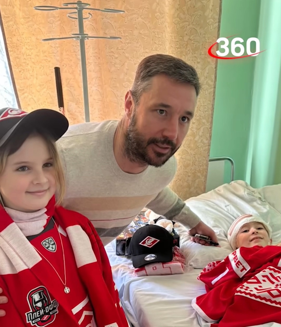 Тверской хоккеист Илья Ковальчук навестил в больнице мальчика, которого сбили на машине террористы