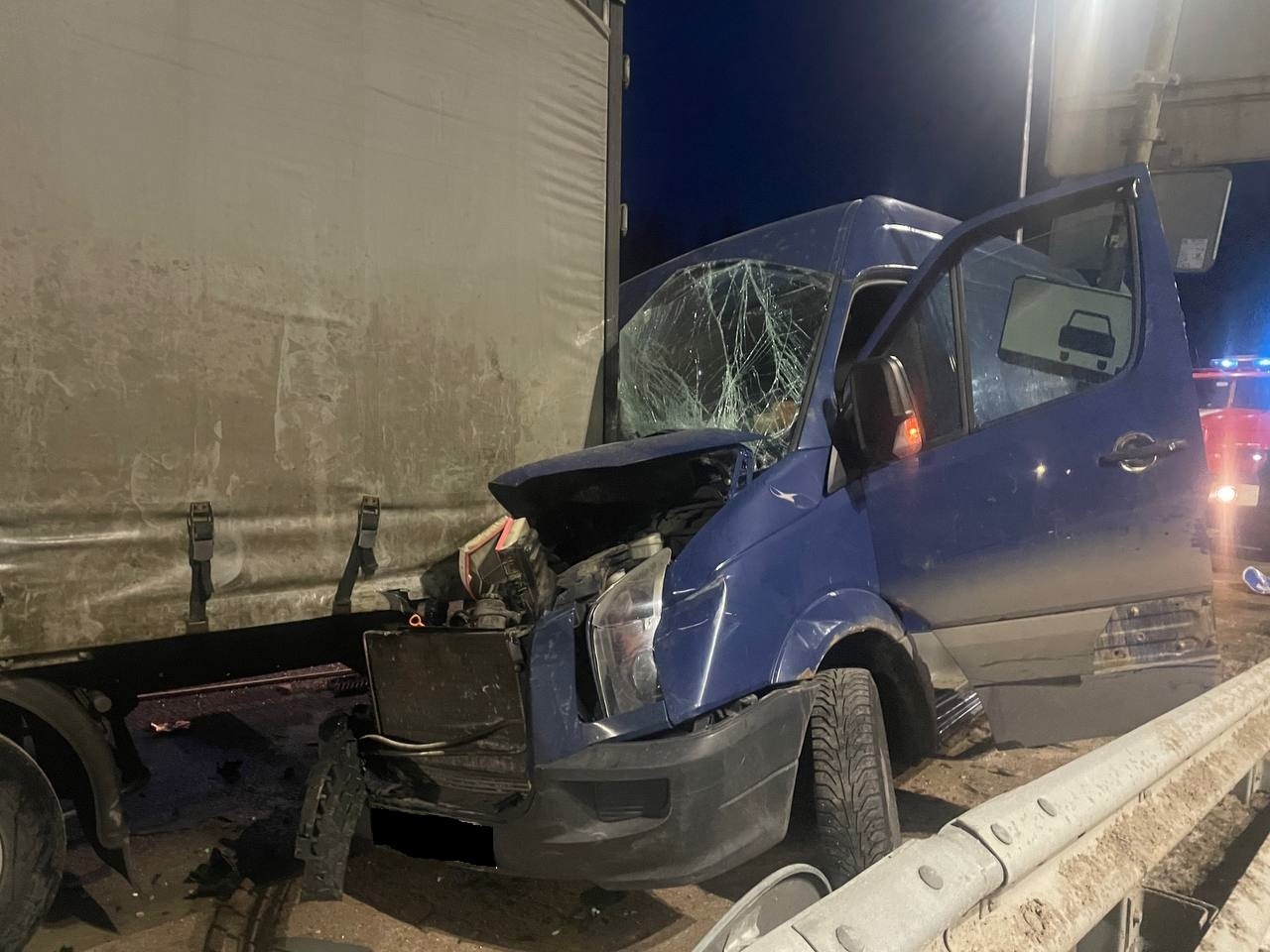 В Тверской области водитель грузовика пытался припарковаться и протаранил Камаз