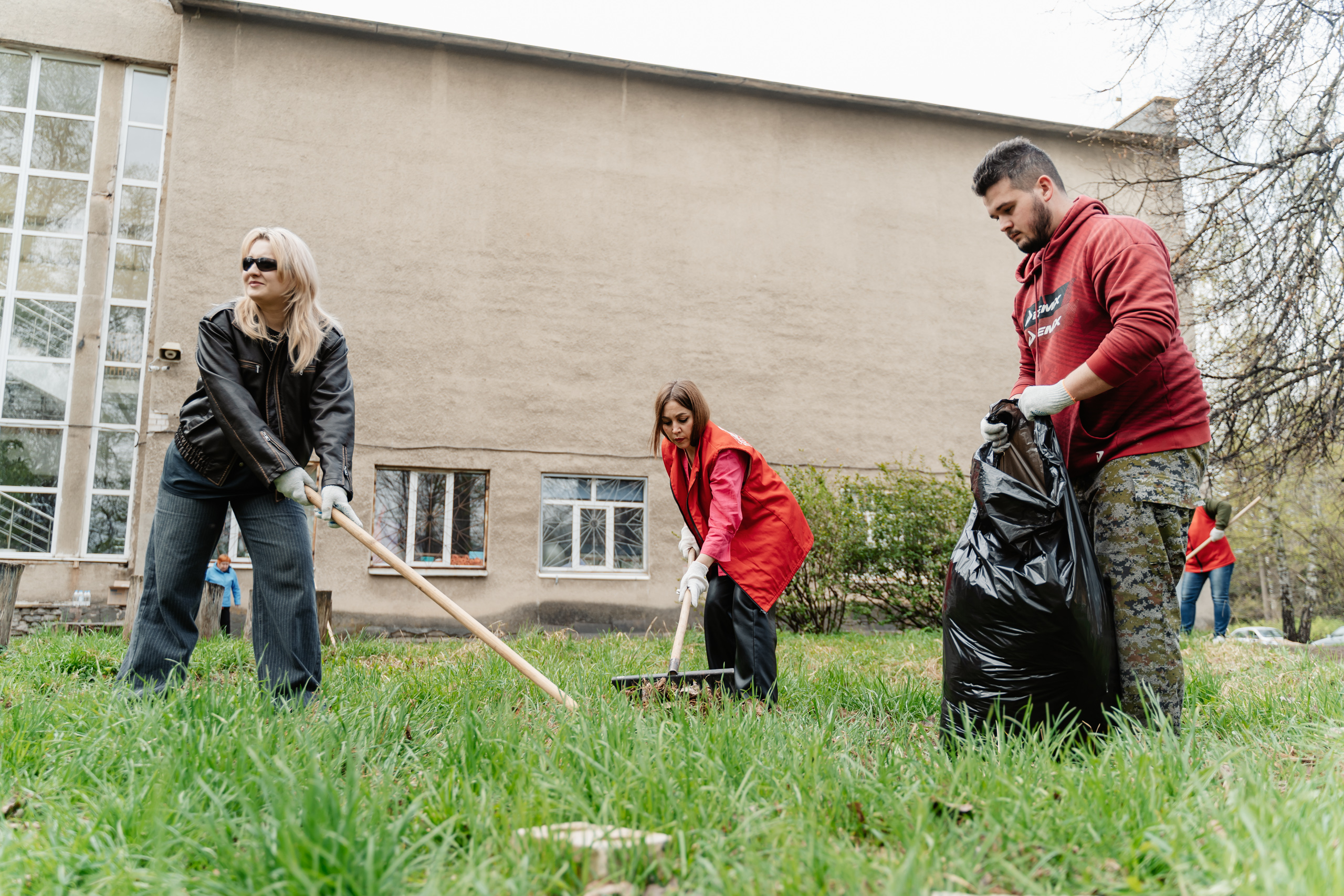 Сотрудники РИА Верхневолжье и приняли участие в субботнике с ДК Пролетарка