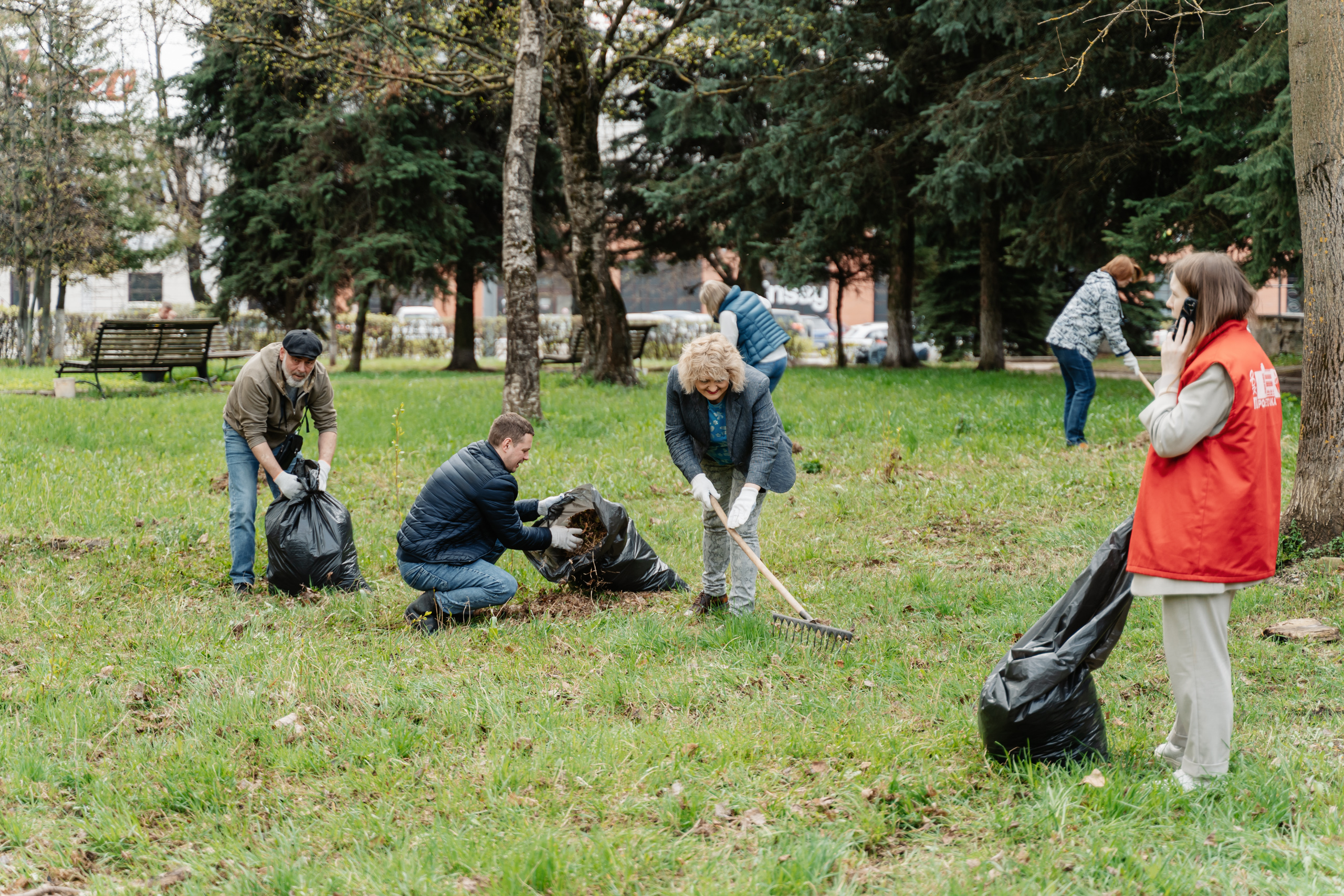 Сотрудники РИА Верхневолжье и приняли участие в субботнике с ДК Пролетарка