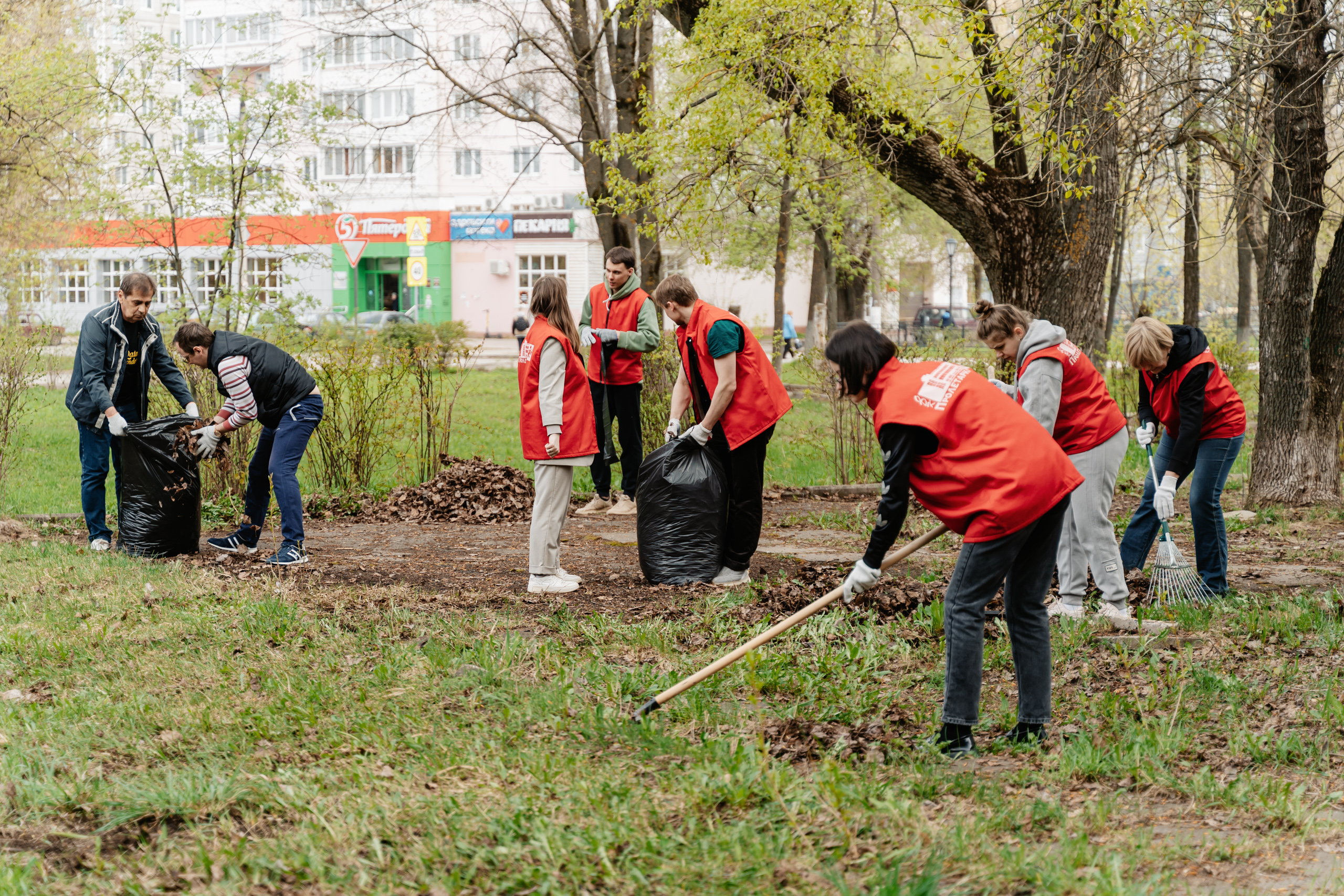 Сотрудники РИА Верхневолжье и приняли участие в субботнике с ДК Пролетарка