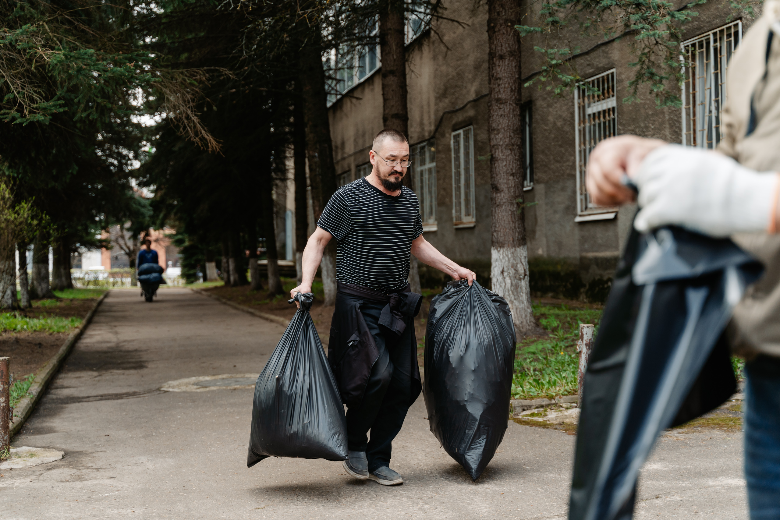 Сотрудники РИА Верхневолжье и приняли участие в субботнике с ДК Пролетарка