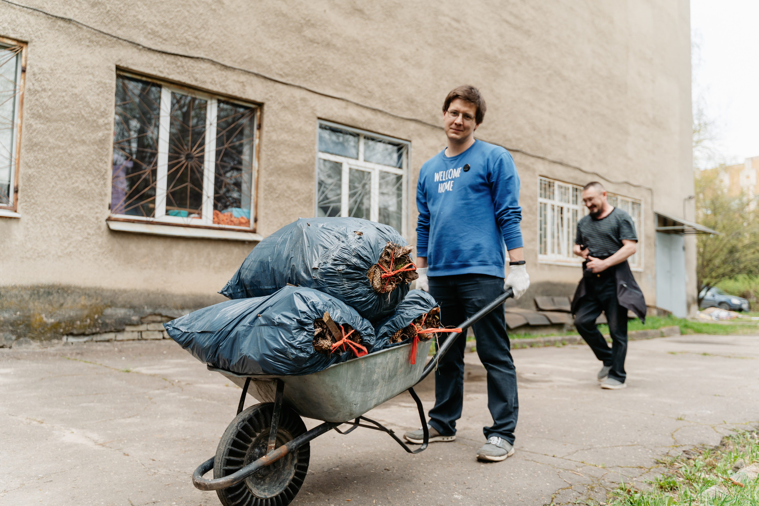 Сотрудники РИА Верхневолжье и приняли участие в субботнике с ДК Пролетарка