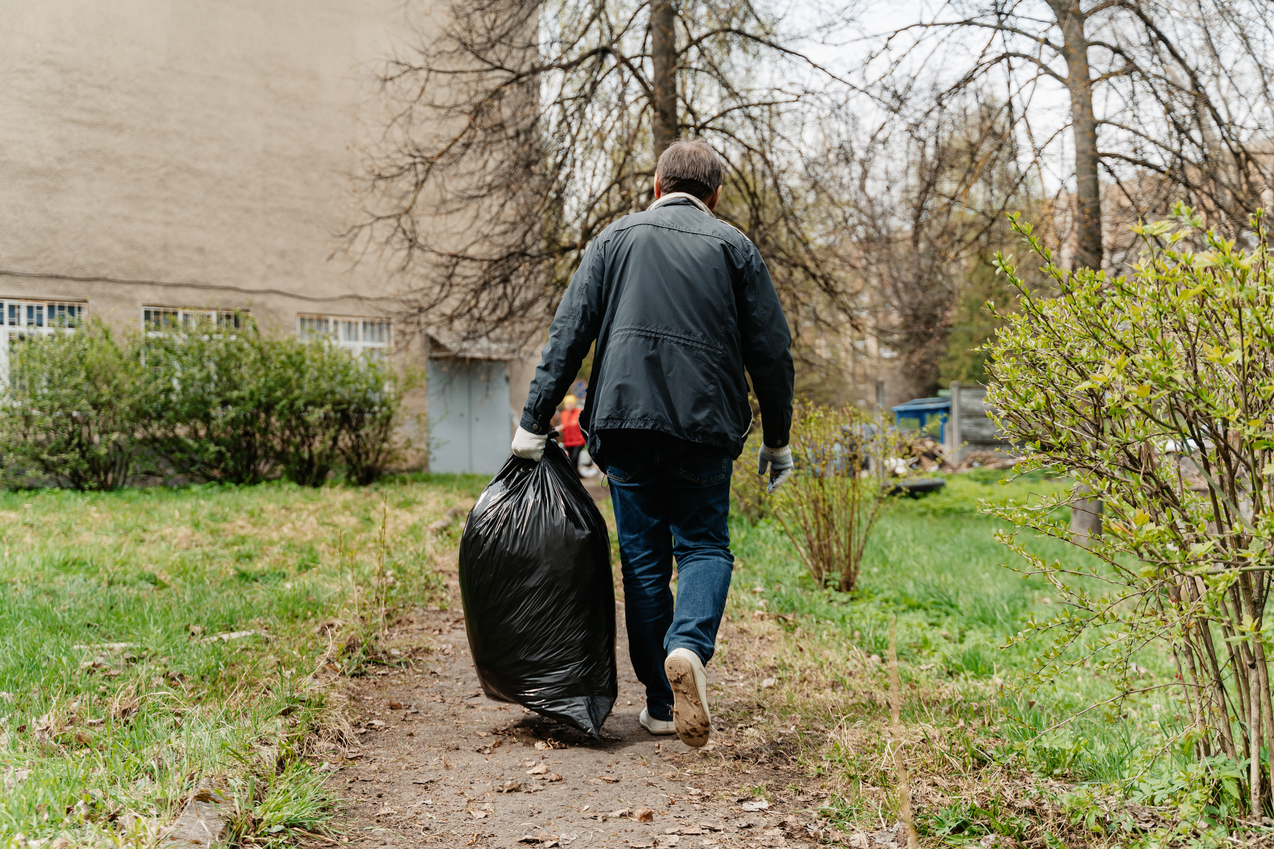 Сотрудники РИА Верхневолжье и приняли участие в субботнике с ДК Пролетарка