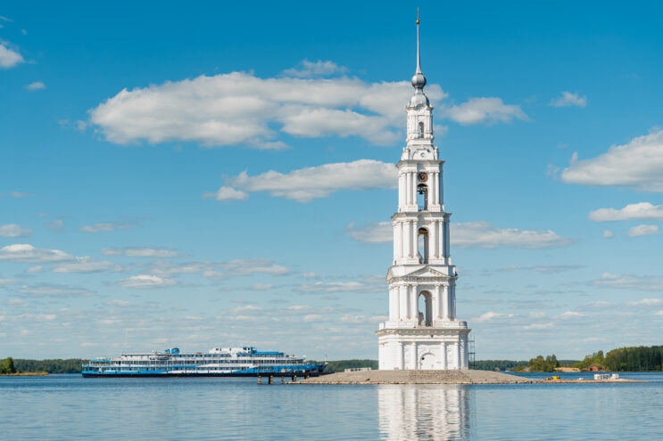В Калязине запустили бесплатные катерные рейсы до затопленной колокольни В Калязине запустили бесплатные катерные рейсы до затопленной колокольни