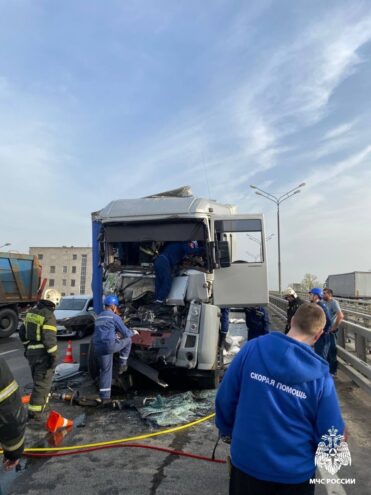 Водителя грузовика зажало в кабине после ДТП в Твери Водителя грузовика зажало в кабине после ДТП в Твери