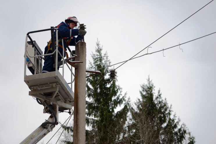 Специалисты «Тверьэнерго» восстанавливают нарушенное непогодой электроснабжение потребителей