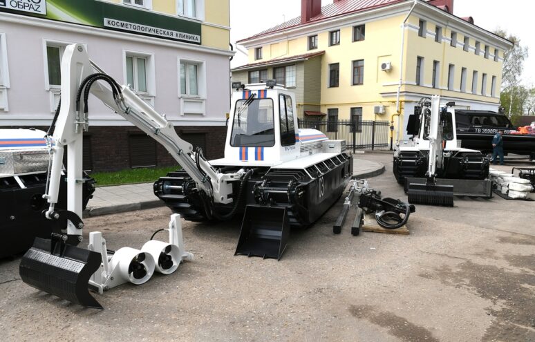 Губернатор Игорь Руденя наградил лучших сотрудников МЧС и вручил новую технику подразделениям службы