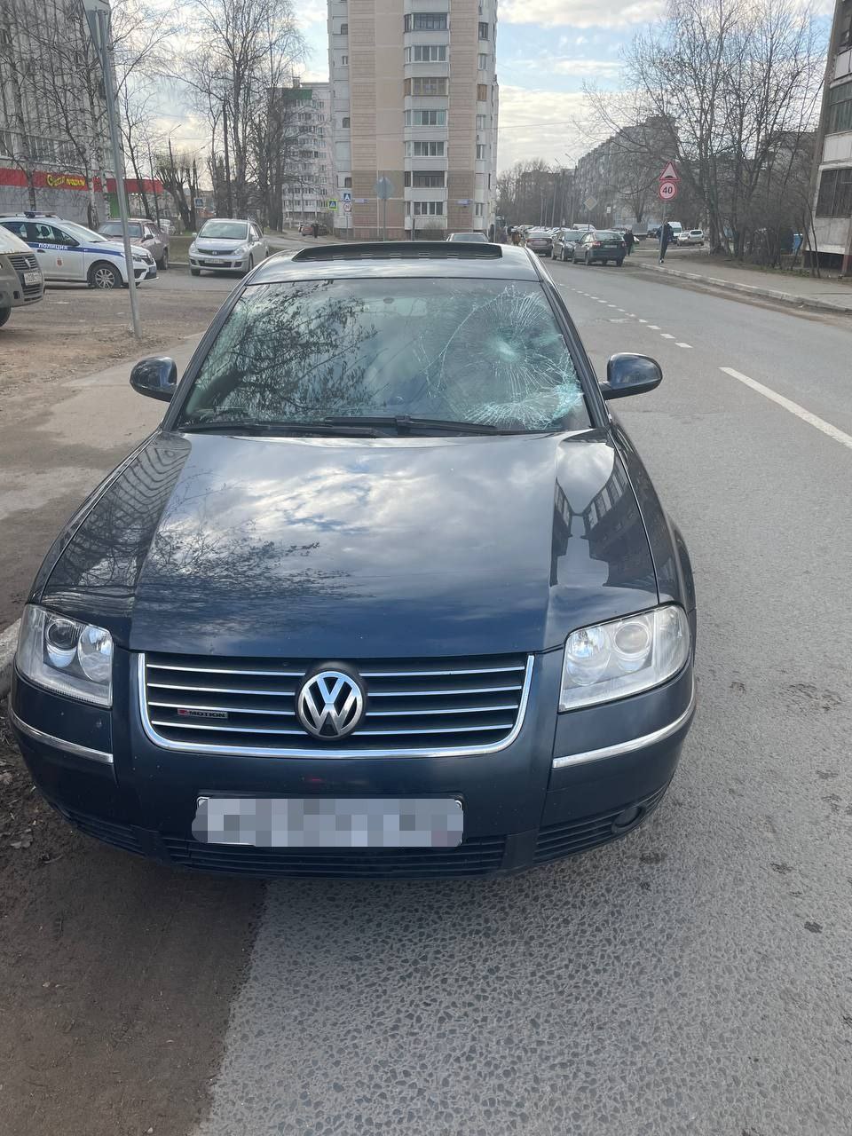 В Твери пенсионер хотел перейти дорогу вне перехода и попал под колеса автомобиля В Твери пенсионер хотел перейти дорогу вне перехода и попал под колеса автомобиля