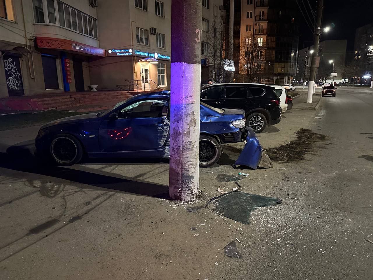 В Твери молодой водитель на БМВ протаранил столб