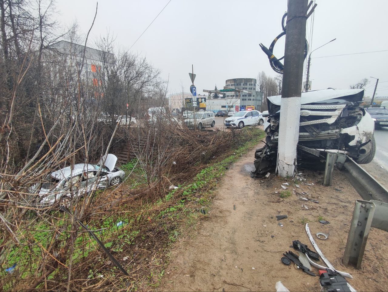 В Твери после ДТП автомобиль оказался в кювете, а водитель — в больнице