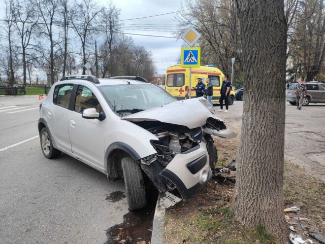 В Твери водитель иномарки попал в больницу после встречи с деревом