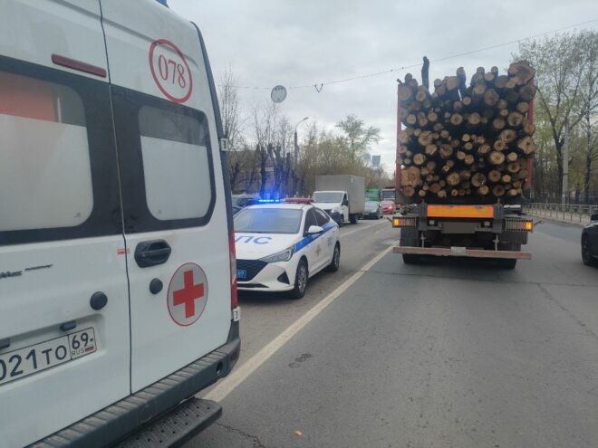 В Твери грузовик сбил 9-летнего ребенка В Твери грузовик сбил 9-летнего ребенка