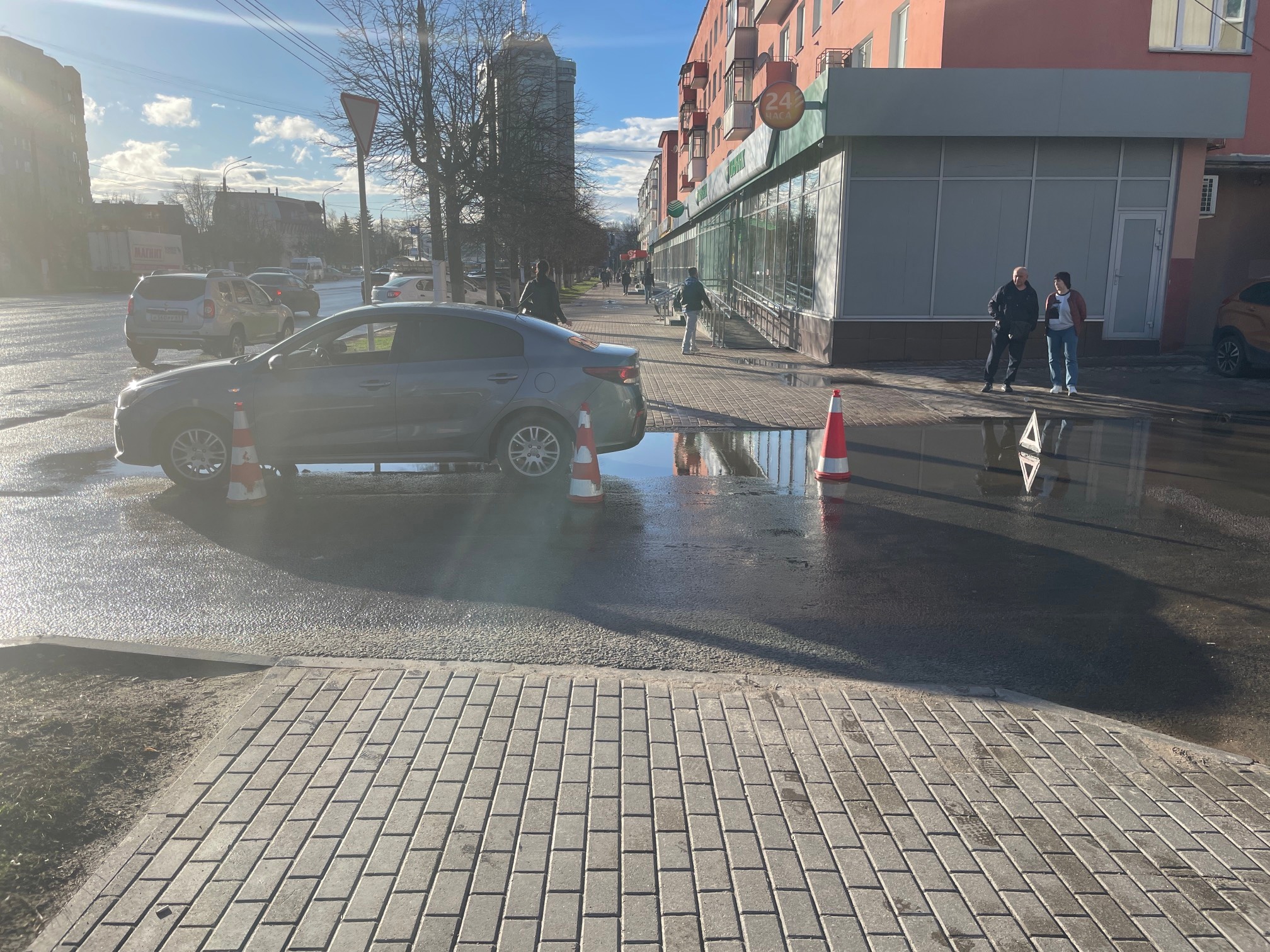 В Твери водитель иномарки сбил человека на электросамокате В Твери водитель иномарки сбил человека на электросамокате