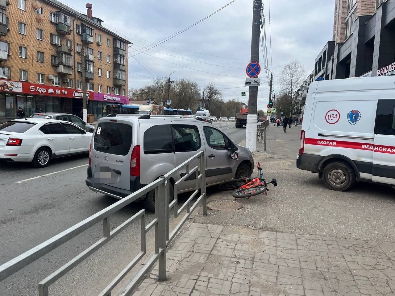 В Твери столкнулись легковушка и велосипедист