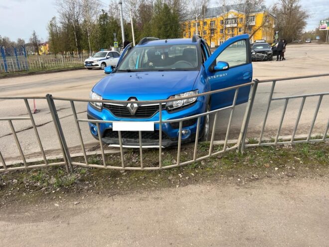 В Тверской области "Ауди" столкнулась с "Рено" В Тверской области "Ауди" столкнулась с "Рено"