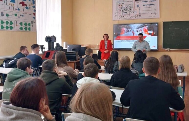 Сотрудники Октябрьской магистрали рассказали школьникам Тверской области о железнодорожных профессиях Сотрудники Октябрьской магистрали рассказали школьникам Тверской области о железнодорожных профессиях
