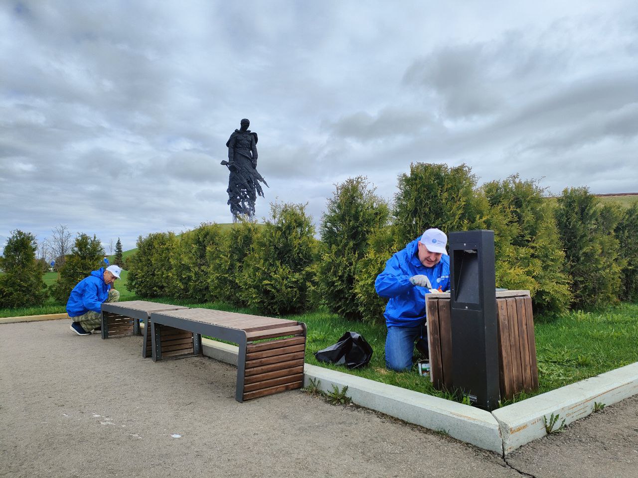 К Дню Победы энергетики приводят в порядок мемориалы и памятники в регионах