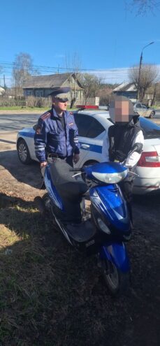 В Твери остановили 16-летнего подростка на скутере В Твери остановили 16-летнего подростка на скутере
