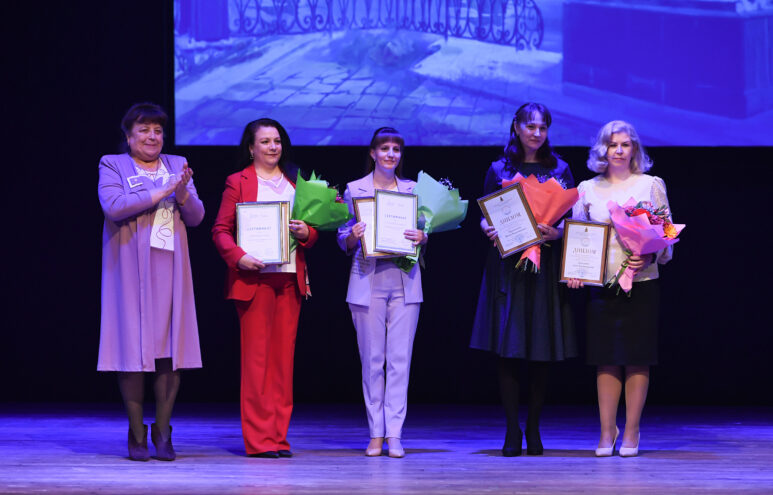 В Тверской области наградили лучших представителей сферы образования В Тверской области наградили лучших представителей сферы образования