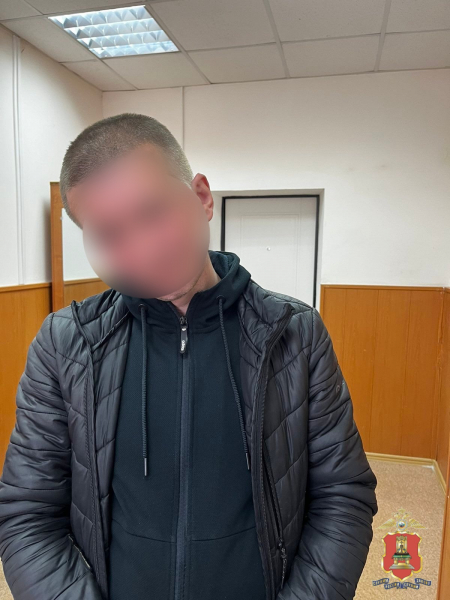 В Твери сотрудники полиции задержали 40-летнего мужчину с наркотиками