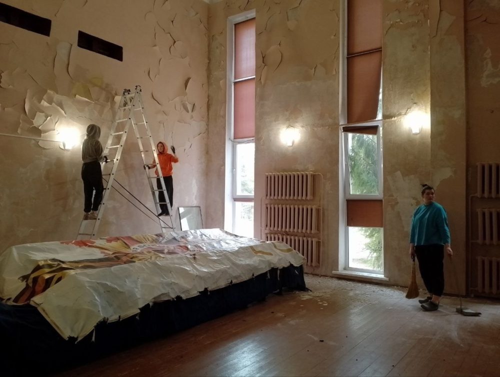 В Бологовском округе волонтёры помогают ремонтировать Дом культуры В Бологовском округе волонтёры помогают ремонтировать Дом культуры