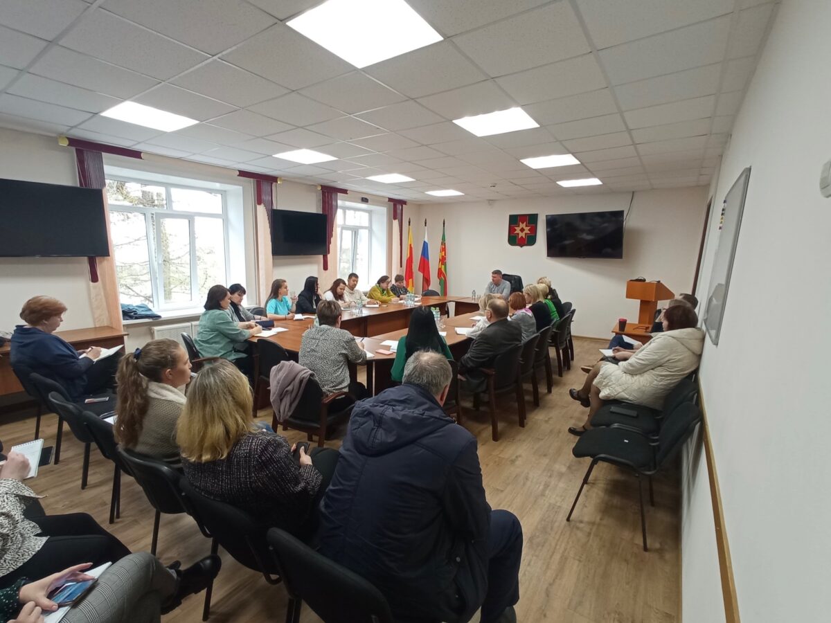 В Лихославле задумались, как победить борщевик Сосновского В Лихославле задумались, как победить борщевик Сосновского