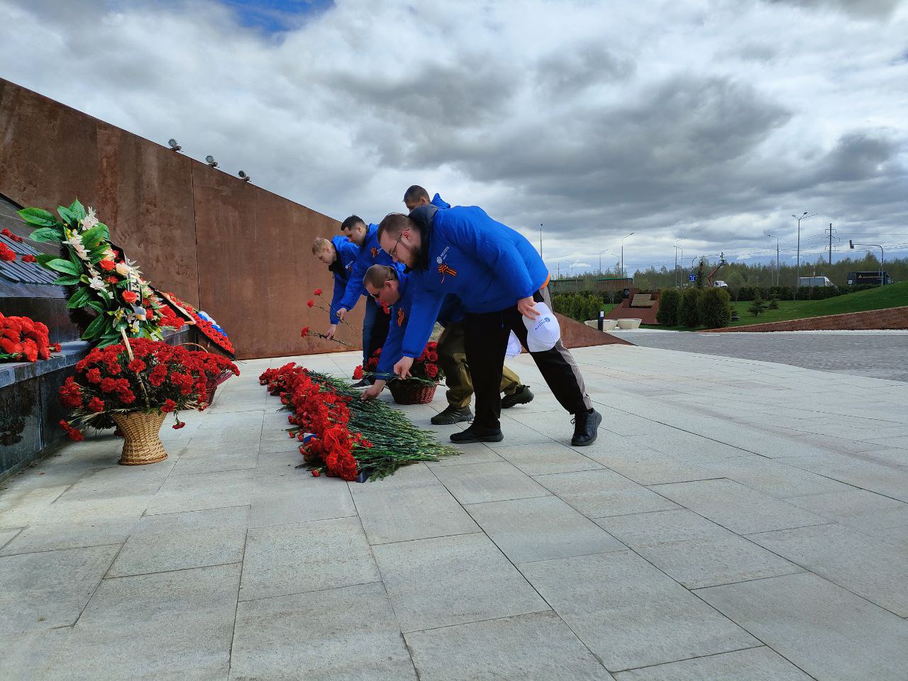 К Дню Победы энергетики приводят в порядок мемориалы и памятники в регионах