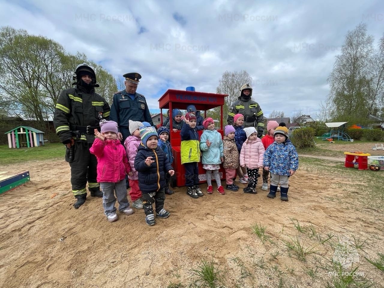 В детском саду Ржева сотрудники МЧС установили пожарную машину
