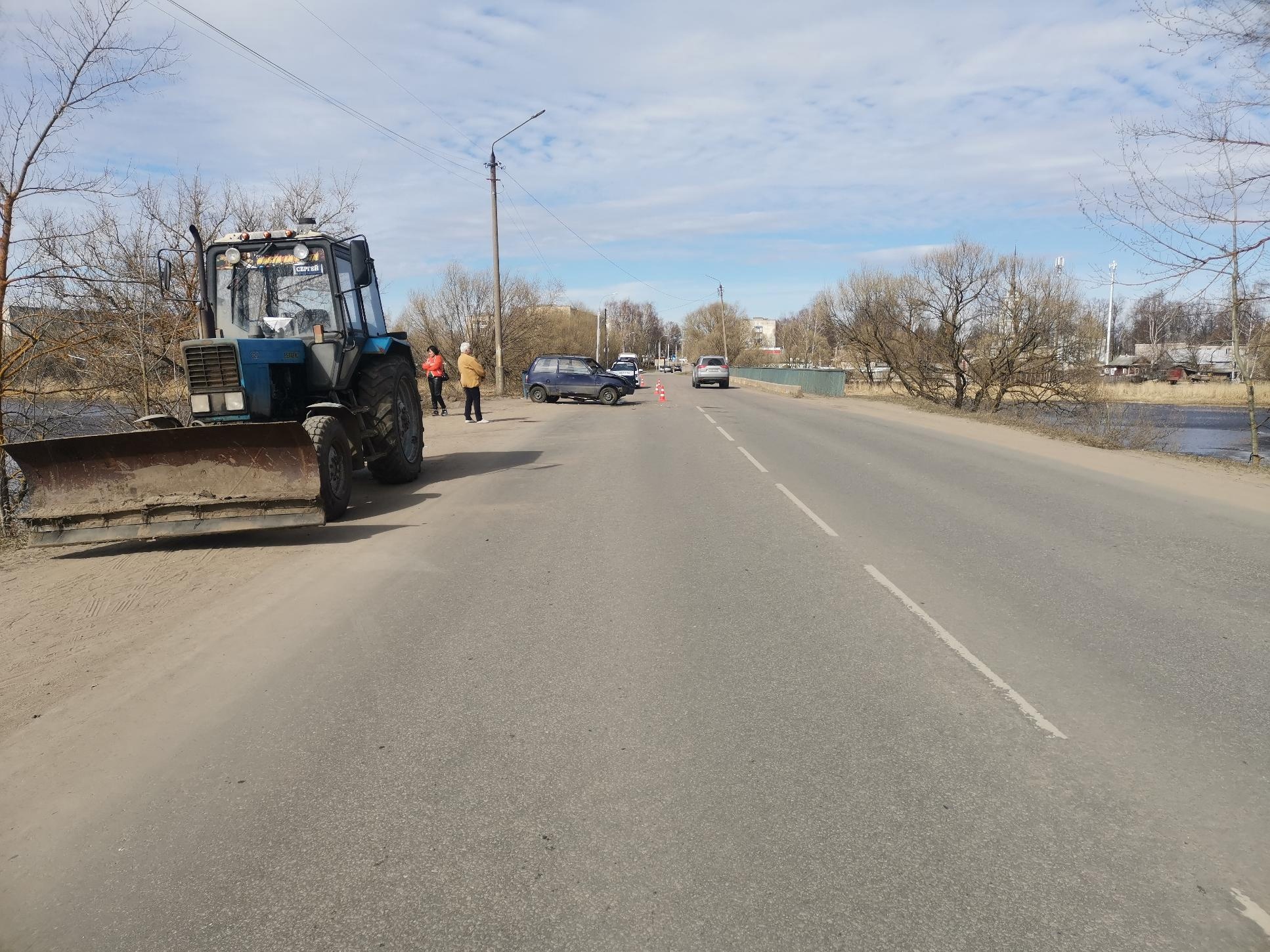 В Тверской области автомобиль врезался в трактор