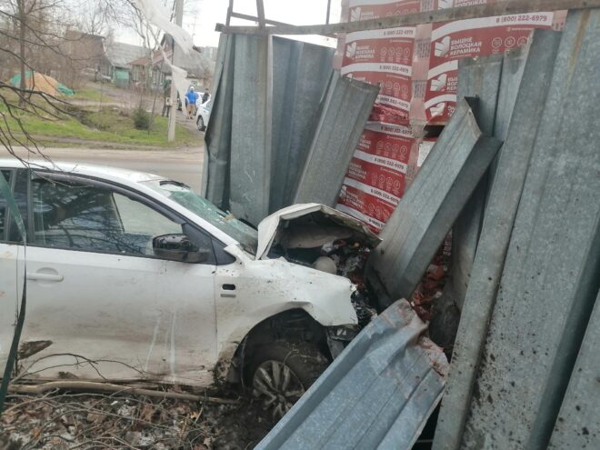 В Твери водитель иномарки наехал на препятствие В Твери водитель иномарки наехал на препятствие