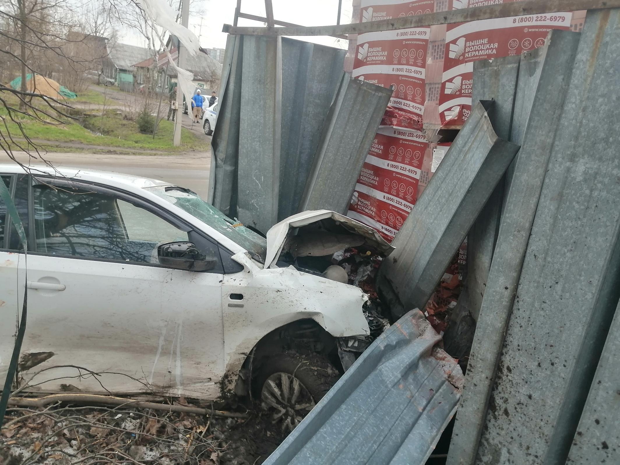 В Твери водитель иномарки наехал на препятствие В Твери водитель иномарки наехал на препятствие